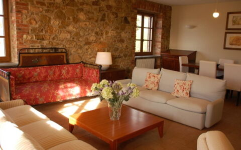 Casale Gioiello: Møbel, Indretning, Gulvbelægning, Etage, Loft, Værelse, Bord, Couch, Stue, Stol