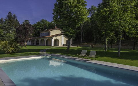 Villa Sara: Svømmepøl, Estate, Skygge, Have, Hacienda, Landscaping, Lawn, Stuehus, Gård, Backyard