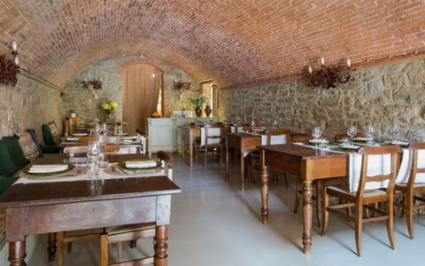 Villa Bel Monte: Møbel, Bord, Indretning, Stol, Køkken & Spisebord, Bordservice, Restaurant, Loft, Spisestue, Tallerkner