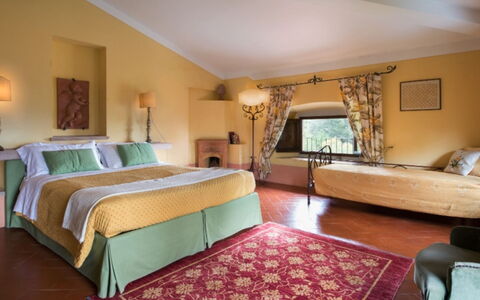 Villa Bel Monte: Møbel, Indretning, Gulvbelægning, Værelse, Loft, Bord, Etage, Textile, Stol, Belysning