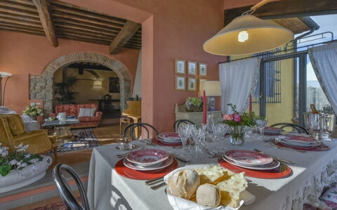 Villa Lucente: Møbel, Indretning, Væg, Stol, Bord, Spisestue, Køkken & Spisebord, Gulvbelægning, Værelse, Belysning