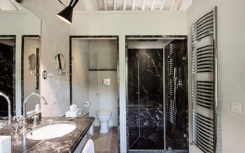 Villa Piuma: Indretning, Gulvbelægning, Etage, Sanitærarmatur, Loft, Badeværelse, Vvs, Lejlighed