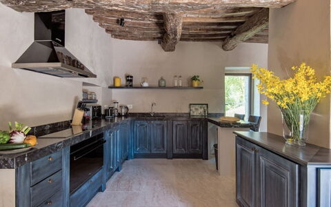 Villa Piuma: Køkken, Countertop, Indretning, Gulvbelægning, Træ, Møbel, Cabinetry, Køkken Apparat, Etage, Hjem