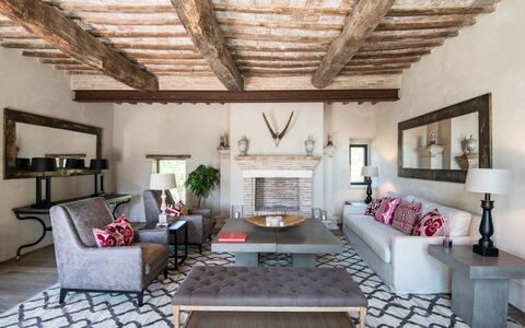 Villa Piuma: Møbel, Gulvbelægning, Indretning, Couch, Etage, Stue, Træ, Bord, Loft, Hjem