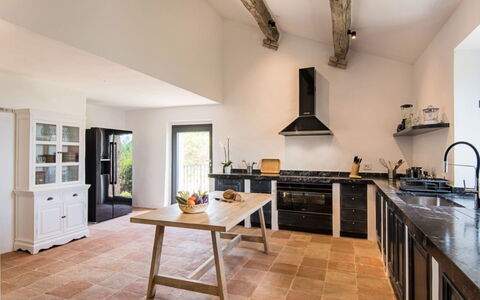 Villa Ugo: Køkken, Møbel, Countertop, Gulvbelægning, Indretning, Køkken Apparat, Træ, Cabinetry, Komfur, Etage