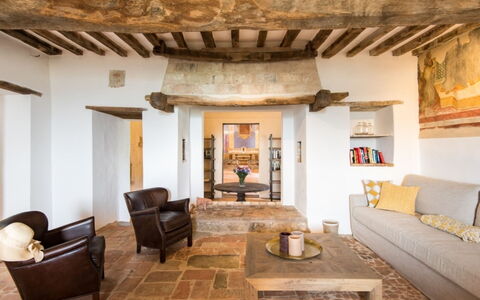 Villa Ugo: Væg, Møbel, Træ, Indretning, Gulvbelægning, Loft, Etage, Hjem, Værelse, Stue