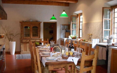 Villa Antonella: Møbel, Indretning, Træ, Bord, Gulvbelægning, Stol, Køkken & Spisebord, Belysning, Spisestue, Værelse
