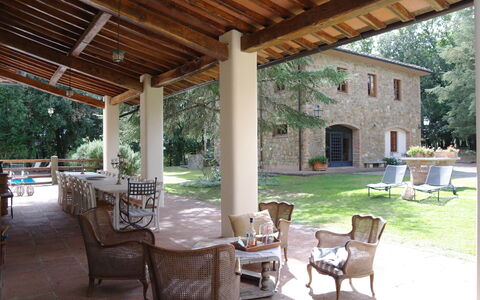 Villa Antonella: Træ, Møbel, Skygge, Have, Veranda, Estate, Kolonne, Hacienda, Udendørs Struktur, Backyard