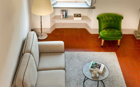 Agatea: Møbel, Indretning, Gulvbelægning, Træ, Etage, Couch, Værelse, Bord, Stue, Belysning