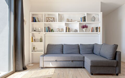 Vistamare: Møbel, Gulvbelægning, Træ, Couch, Etage, Indretning, Stue, Trægulve, Værelse