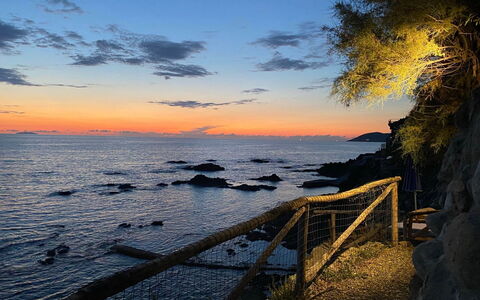 Vistamare: Blå, Vand, Krop Af Vand, Horisont, Rots, Skumring, Kyst, Coastal Og Oceaniske Landskabsformer, Hav, Solnedgang