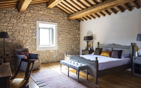 Villa Collinette: Møbel, Indretning, Væg, Træ, Gulvbelægning, Loft, Seng, Soveværelse, Værelse, Belysning