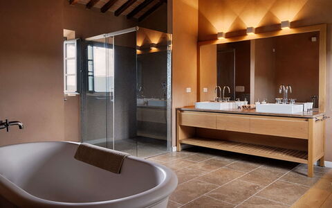 Villa Collinette: Sanitærarmatur, Indretning, Gulvbelægning, Badeværelse, Tap, Håndvask, Vvs, Møbel, Badeværelsesvask, Belysning