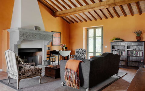 Villa Collinette: Møbel, Indretning, Væg, Gulvbelægning, Træ, Etage, Stue, Hjem, Stol, Belysning