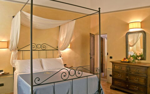 Villa Asia: Møbel, Indretning, Seng, Væg, Soveværelse, Etage, Gulvbelægning, Loft, Værelse, Sengetøj