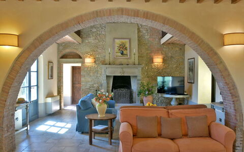 Villa Asia: Møbel, Væg, Indretning, Loft, Belysning, Gulvbelægning, Bord, Couch, Hjem, Stue