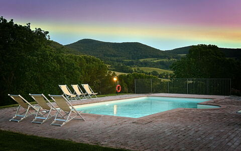 Villa Asia: Bjergrige Landskabsformer, Bakke, Landskab, Svømmepøl, Hill Station, Bjergkæde, Eco Hotel, Landscaping, Dal, Aften