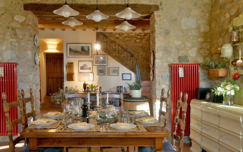 Villa Anima: Møbel, Indretning, Bord, Væg, Træ, Stol, Gulvbelægning, Belysning, Værelse, Spisestue