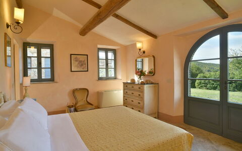 Villa Ginevra: Væg, Soveværelse, Møbel, Seng, Hjem, Indretning, Bed Frame, Hus, Sengetøj, Sengetøj