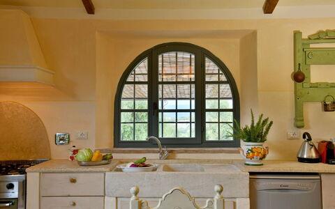 Villa Ginevra: Indretning, Møbel, Træ, Køkken, Gulvbelægning, Hjem, Belysning, Countertop, Cabinetry, Værelse