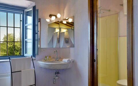 Villa Ginevra: Væg, Indretning, Badeværelsesvask, Sanitærarmatur, Lysarmatur, Loft, Belysning, Hjem, Badeværelse, Etage