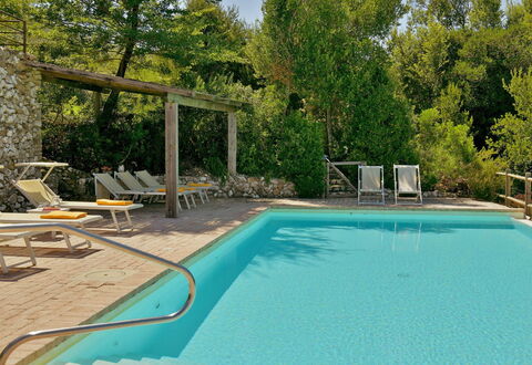 Villa Ginevra: Svømmepøl, Udendørs Møbler, Møbel, Udvej, Kompositmateriale, Eco Hotel, Skygge, Stol, Liggestol, Thermae