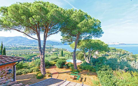 Villa Magazzini: Træ, Vegetationen, Busk, Have, Hav, Vedplante, Landscaping, Skygge, Ocean