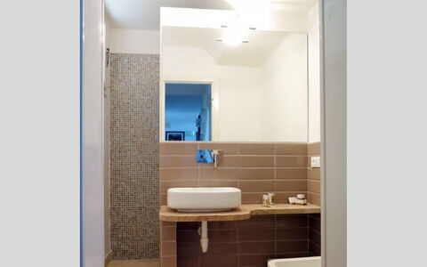 Terrazza Dell'Elba: Væg, Badeværelse, Gulvbelægning, Indretning, Sanitærarmatur, Etage, Badeværelsesvask, Vvs, Spejl, Håndvask