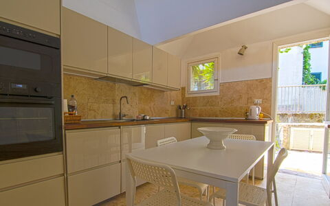 Terrazza Dell'Elba: Køkken, Indretning, Countertop, Gulvbelægning, Større Bandage, Træ, Køkken Apparat, Møbel, Etage, Cabinetry