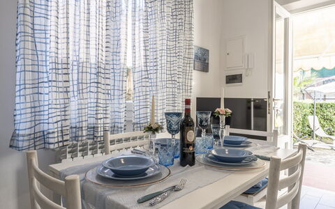 Casa Liliana Ac, Wifi, Forte Dei Marmi: Møbel, Indretning, Textile, Bord, Stol, Spisestue, Gulvbelægning, Køkken & Spisebord, Sengetøj, Værelse