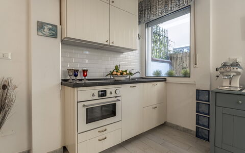 Casa Liliana Ac, Wifi, Forte Dei Marmi: Køkken, Køkken Apparat, Countertop, Cabinetry, Større Bandage, Indretning, Komfur, Træ, Husholdningsapparat, Gulvbelægning