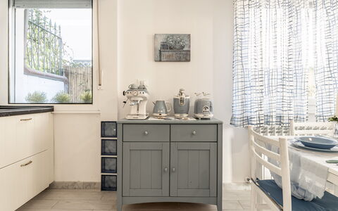 Casa Liliana Ac, Wifi, Forte Dei Marmi: Møbel, Cabinetry, Indretning, Køkken, Gulvbelægning, Skuffe, Skab, Countertop, Etage, Stol