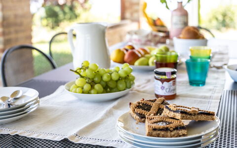 Poggio Padule: Mad, Bordservice, Serveware, Bord, Drinkware, Tallerkner, Møbel, Ingrediens, Frugt, Plade