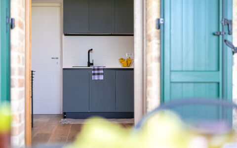 Il Pino Apartment: Træ, Køkken, Indretning, Gulvbelægning, Countertop, Møbel, Etage, Cabinetry, Hjem, Køkken Apparat