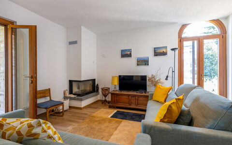 Il Pino Apartment: Møbel, Indretning, Gulvbelægning, Etage, Væg, Træ, Couch, Værelse, Stue, Loft