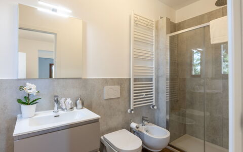 Il Pino Apartment: Gulvbelægning, Etage, Indretning, Badeværelse, Sanitærarmatur, Håndvask, Loft, Tap, Vvs, Værelse