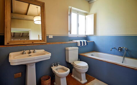 Poggio Cavallino Private Pool, Wifi, Maremma: Badeværelse, Sanitærarmatur, Badeværelsesvask, Håndvask, Tap, Toiletbræt, Toilet, Vvs, Gulvbelægning, Etage