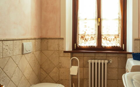 La Pergola: Gulvbelægning, Væg, Sanitærarmatur, Etage, Badeværelse, Indretning, Tap, Håndvask, Vvs, Badeværelsesvask