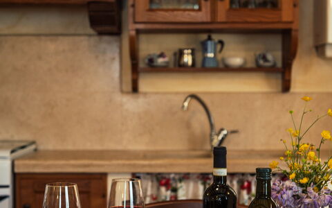 La Pergola: Flaske, Møbel, Bordservice, Countertop, Indretning, Vinflaske, Bord, Glas Flaske, Mad