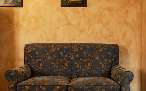 La Limonaia: Møbel, Brun, Gulvbelægning, Etage, Indretning, Couch, Stue, Gips, Bejdse