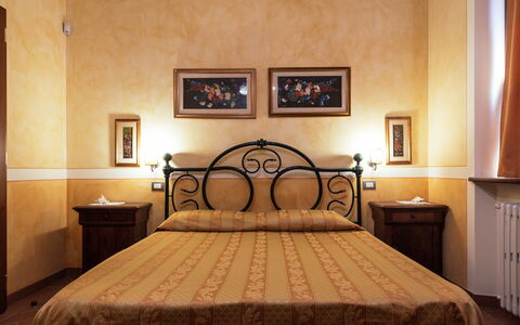 La Limonaia: Indretning, Væg, Seng, Soveværelse, Gulvbelægning, Sengetøj, Etage, Sengetøj, Loft, Møbel