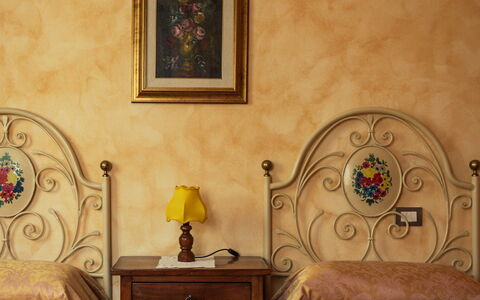 La Limonaia: Møbel, Væg, Soveværelse, Seng, Træ, Indretning, Sengetøj, Sengetøj, Etage, Gulvbelægning