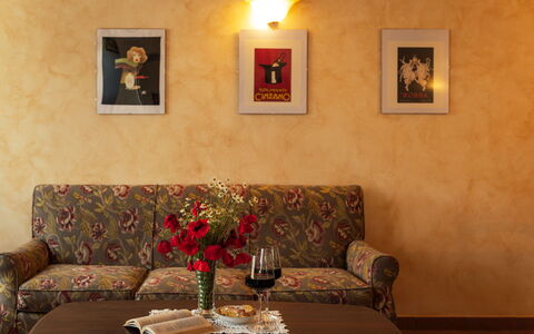 Il Roseto: Væg, Møbel, Indretning, Gul, Brun, Billedramme, Orange, Couch, Værelse, Stue