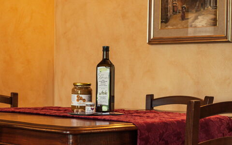 Il Roseto: Møbel, Indretning, Gulvbelægning, Bord, Etage, Brun, Køkken & Spisebord, Stol, Spisestue, Værelse