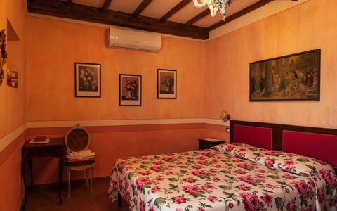 Il Roseto: Væg, Indretning, Møbel, Soveværelse, Værelse, Sengetøj, Seng, Bed Frame, Loft, Billedramme