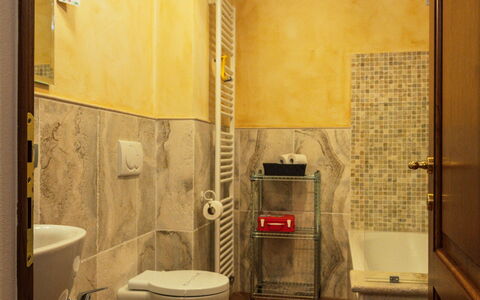 Il Noceto: Gulvbelægning, Væg, Sanitærarmatur, Indretning, Etage, Badeværelse, Badeværelsesvask, Håndvask, Tap, Loft