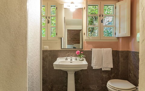 Villa Linchiano: Badeværelsesvask, Badeværelse, Håndvask, Sanitærarmatur, Indretning, Væg, Tap, Gulvbelægning, Etage, Hjem