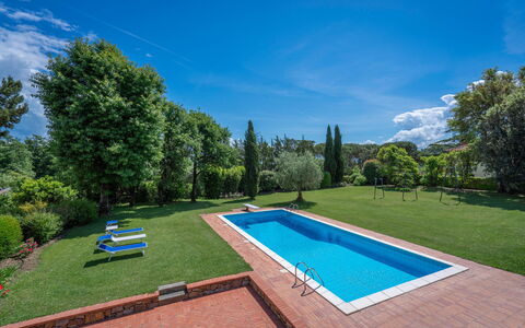 Il Villino Del Collezionista With Pool In Pistoia: Blå, Svømmepøl, Have, Estate, Lawn, Landscaping, Skygge, Fritid, Hacienda, Gård