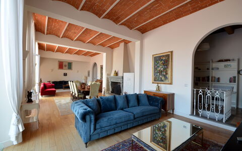 Villa Yvonne: Møbel, Indretning, Gulvbelægning, Couch, Træ, Etage, Værelse, Loft, Stue, Belysning