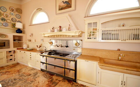 Villa Yvonne: Køkken, Indretning, Countertop, Træ, Møbel, Cabinetry, Gulvbelægning, Køkken Apparat, Komfur, Belysning